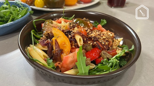 Pastasalade met zoet gestoofde paprika, tomaat en olijven