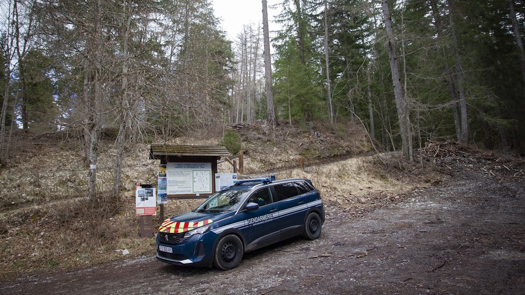 La polizia vicino alla passerella dove sono stati ritrovati i resti di Emil.