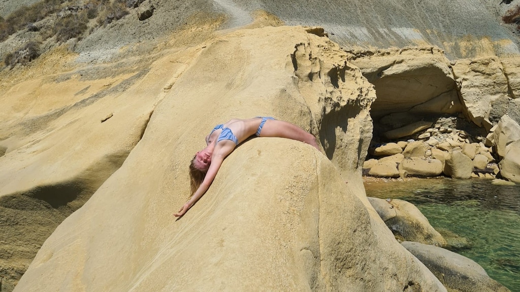 Amber op een van haar favoriete zwemplekken op Malta.