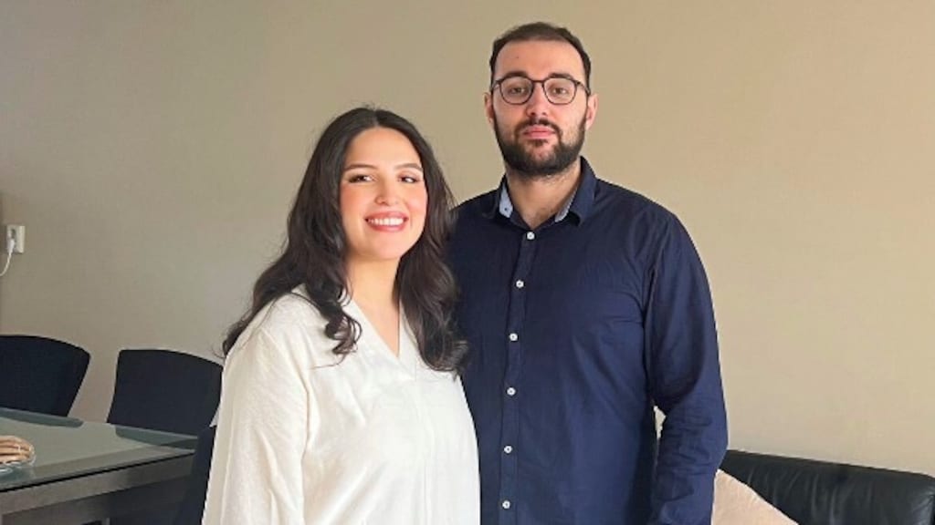 Aytun met zijn vrouw.