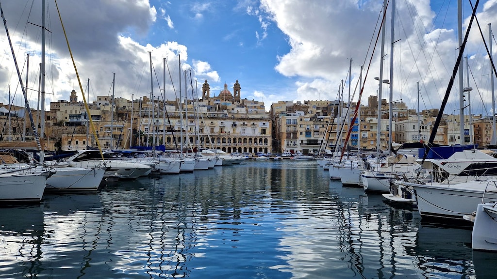 The Three Cities, waar Amber woont.