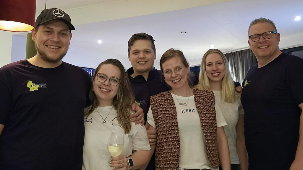 De Kraantjes uit Een Huis Vol Emigreert krijgen hulp op camping van thuisblijvende zoon Quinten