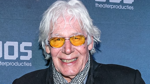 Standbeeld Paul van Vliet onthuld in centrum Den Haag