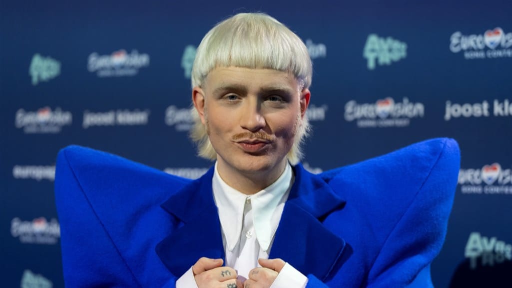 Joost Klein draagt Europapa tijdens songfestivalpreparty op aan ouders