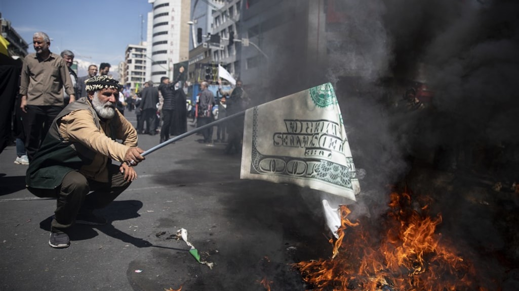 Amerika en Iran zijn al decennia aartsvijanden. Tijdens protesten in Iran worden er regelmatig Amerikaanse vlaggen verbrand, of zoals in dit geval een dollarbiljet.