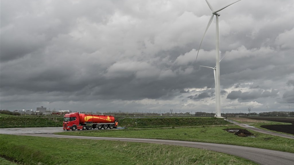 Het lossen van varkensmest bij een tijdelijke mestopslag bij Veendam, begin april 2024.