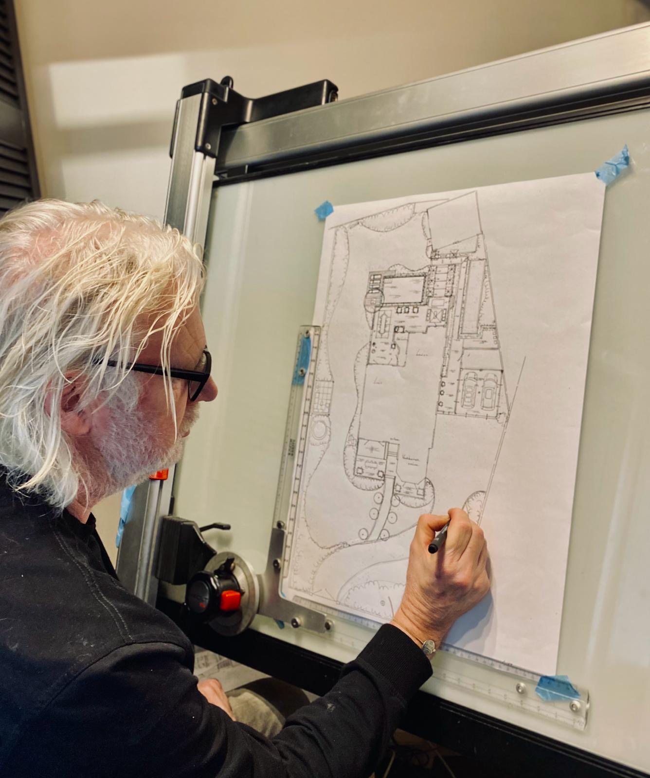 Huib Schuttel maakt een tuinontwerp.