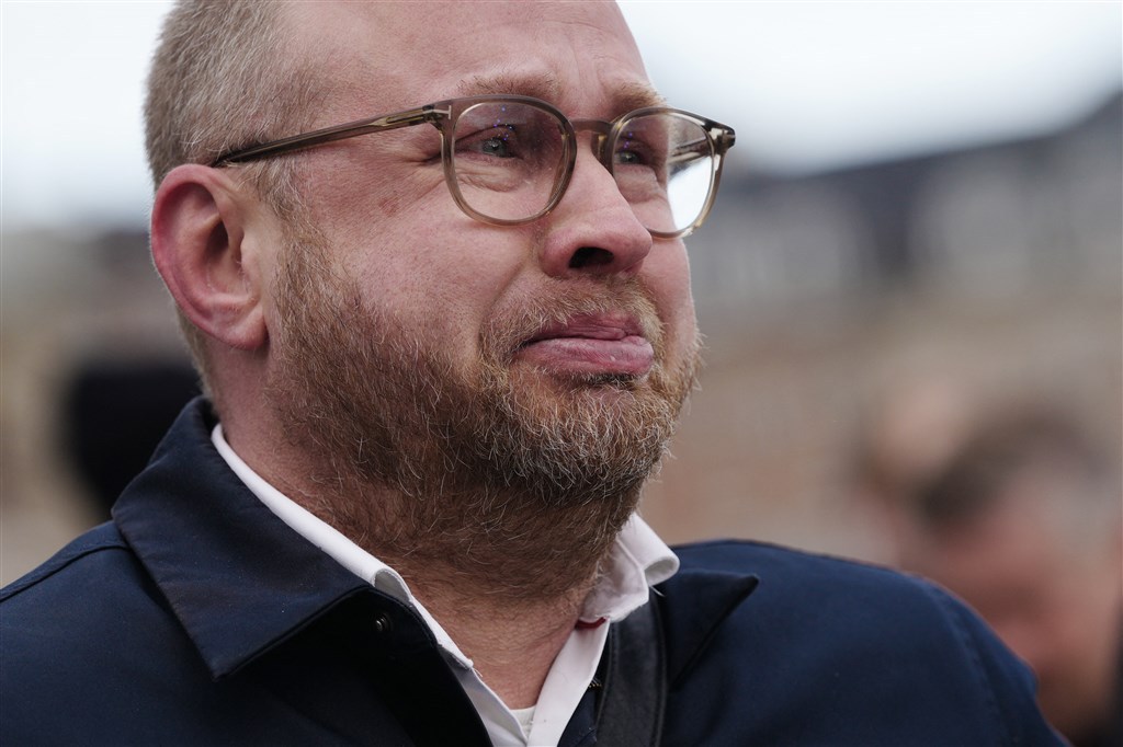 Iconisch beursgebouw Kopenhagen staat in brand, toren ingestort