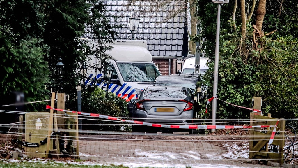 Politieonderzoek na de dubbele moord.
