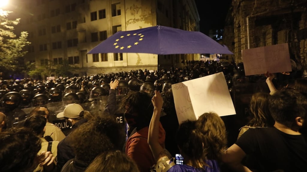 Demonstranten droegen Europese paraplu's en vlaggen tijdens het protest.