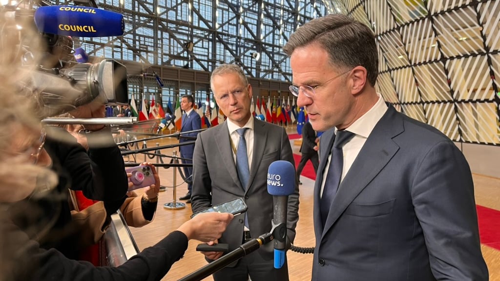 Rutte zit nog steeds nagelbijtend in wachtkamer NAVO