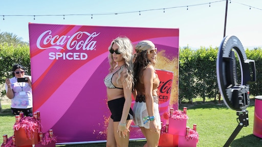 Influencers eisen twee miljoen euro van Coca-Cola