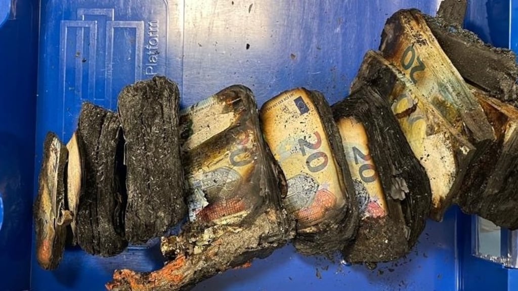 Geld uit een Nederlandse geldautomaat wordt bij een plofkraak onbruikbaar gemaakt met onder andere lijm.