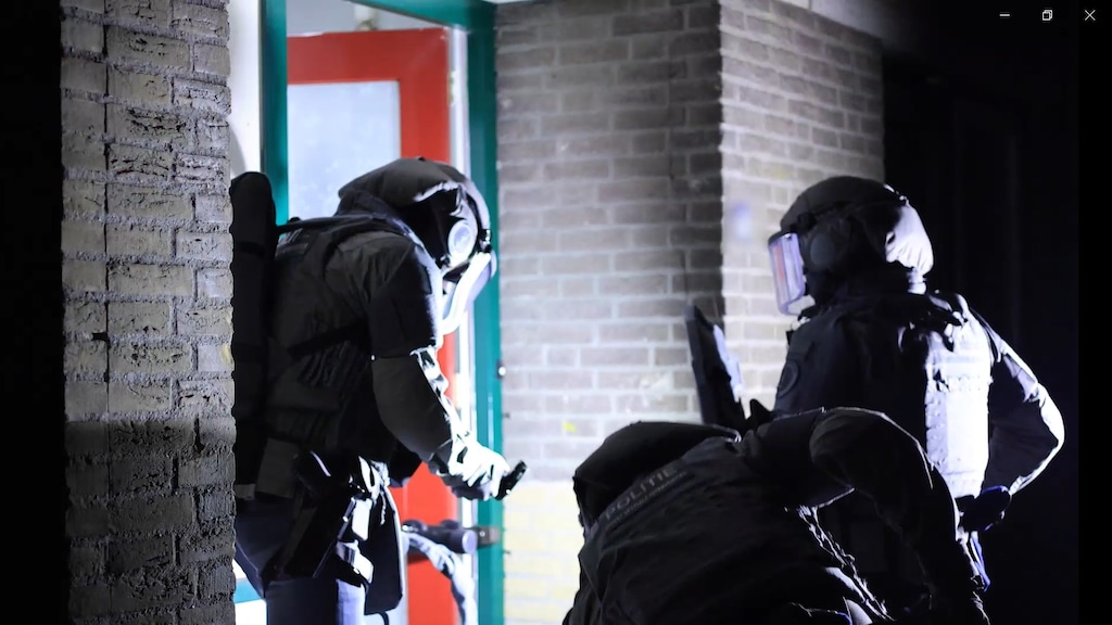 De Dienst Speciale Interventies van de politie valt binnen bij één van de plofkrakers.