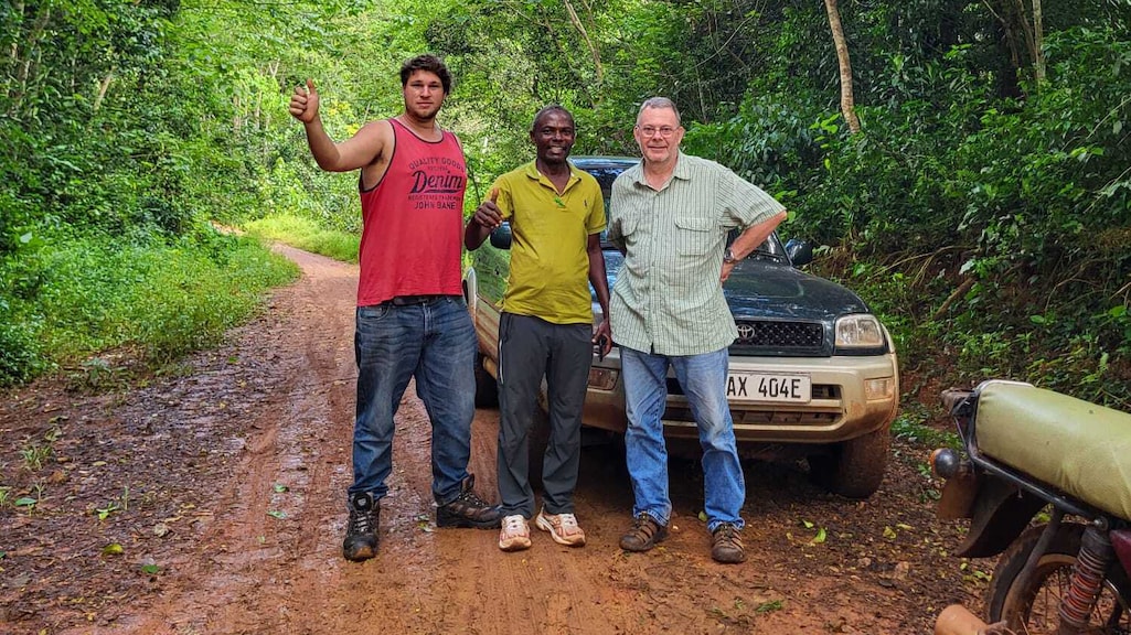 Bart durante il suo viaggio con l'entomologo britannico attraverso l'Uganda.