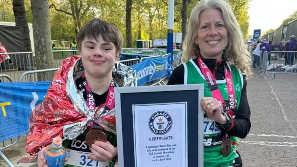 Lloyd Martin met z'n moeder.