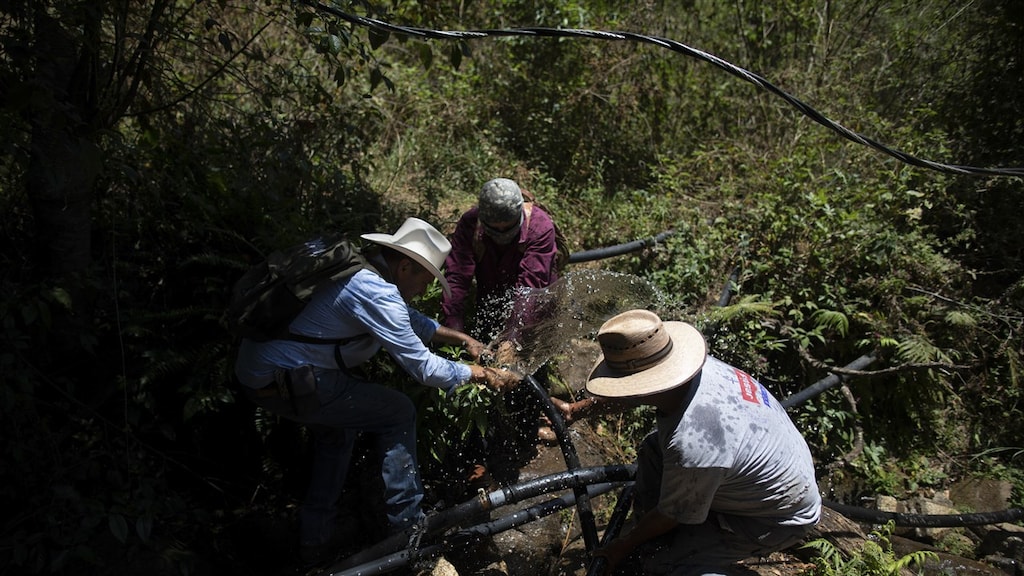 Terwijl de droogte in Mexico voortduurt, proberen boze boeren in Villa Madero illegaal watergebruik tegen te gaan.