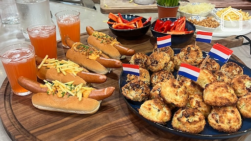 Feestborrelplank met hotdogs, kokosballen en aardbeien-rabarbersiroop