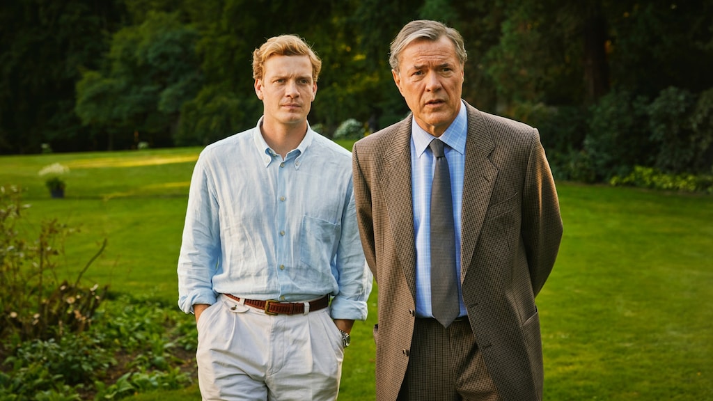 Martijn Lakemeier als Willem-Alexander en Sebastian Koch als prins Claus