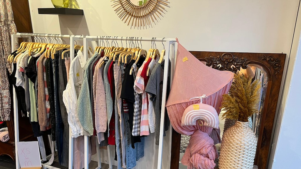 Alle kleding kan opgehangen worden, net als in een echte winkel.