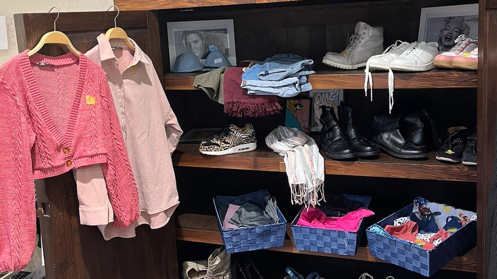 De winkel is net zo ingericht als een echte (kleding)winkel.