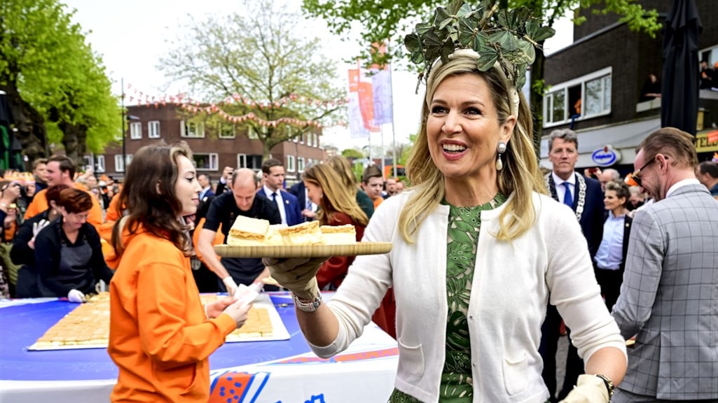Oranjes genieten van tompoucen en kroketten op Koningsdag: 'Nog een hapje'