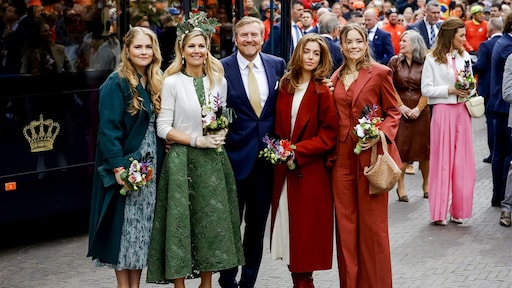 Door weer en wind: zó blijven koningin Máxima en de prinsessen stijlvol tijdens Koningsdag