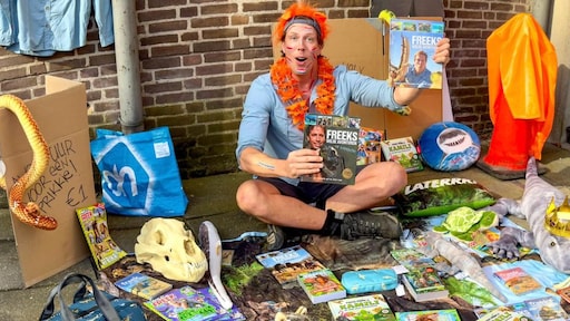 Freek Vonk gespot op de vrijmarkt met eigen merchandise