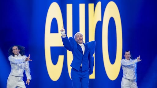 Eerste beelden repetitie Joost Klein: met blauwe vogel op het podium