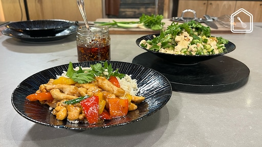 Rijst met kip en cashewnoten en een spicy salade