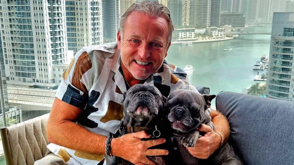 Gordon glundert van oor tot oor bij hereniging met hondjes Rocco en Toto