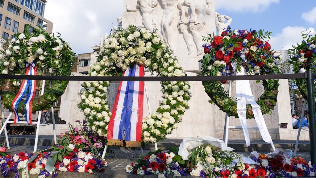 Karangan bunga pada peringatan tahun lalu.