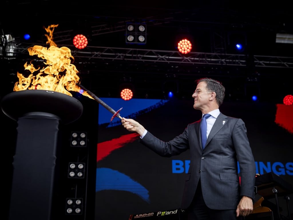 Mark Rutte ontsteekt Bevrijdingsvuur in Roermond: 'Vrijheid niet overal ...