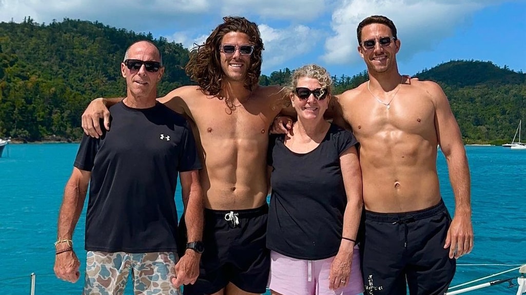 Callum (midden) en Jake (rechts) met hun ouders tijdens een vakantie.