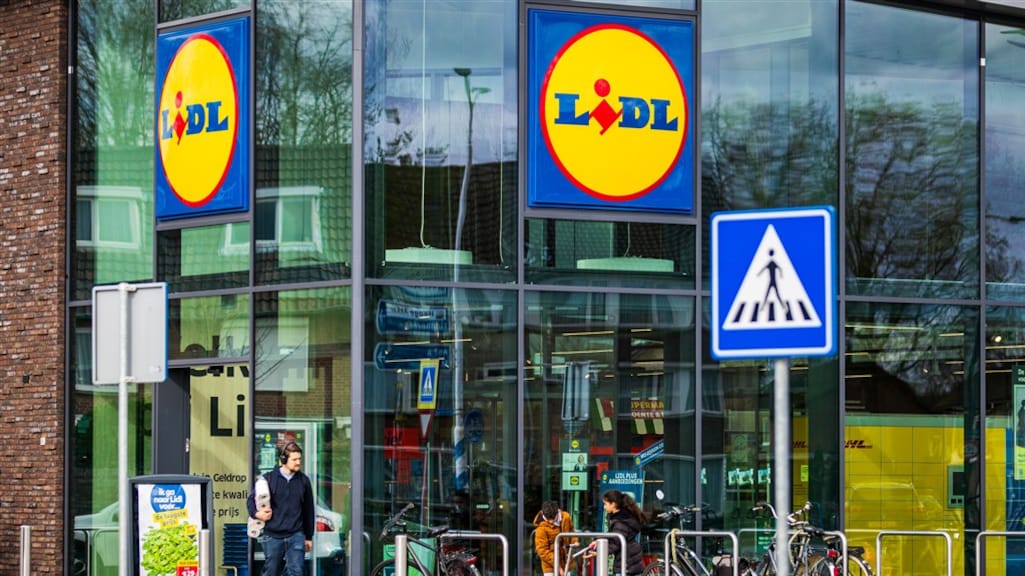 Oudejaarsborrel met drie flessen drank kost manager Lidl zijn baan