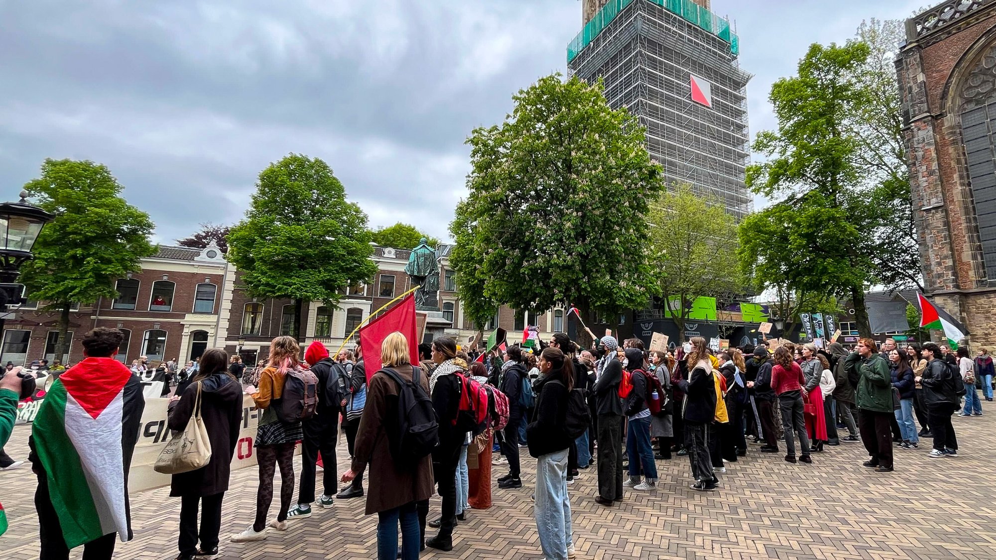 Demonstranten voor het Academiegebouw aan het Domplein in Utrecht.
