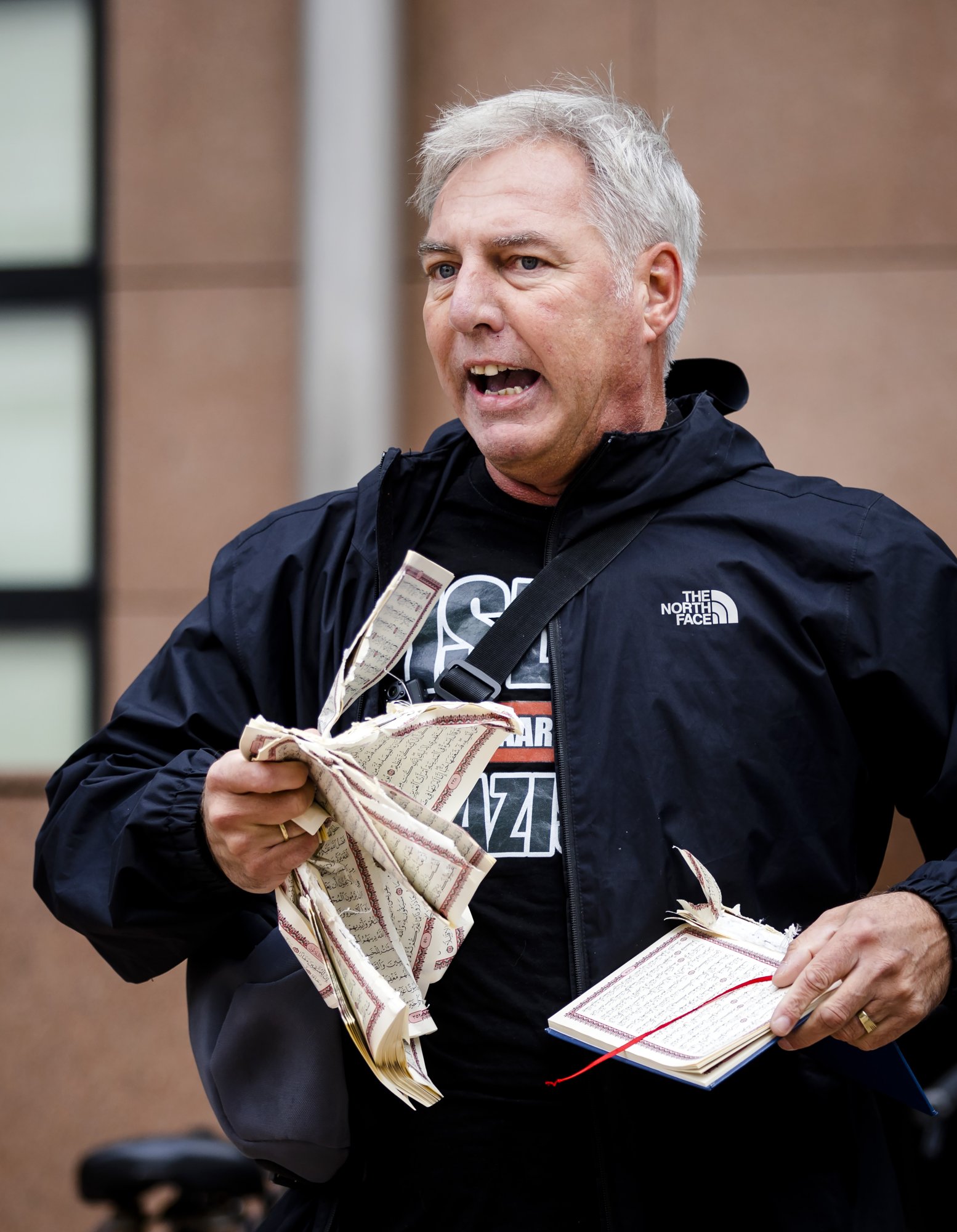 Pegida-voorman steekt koran in brand, nauwelijks toeschouwers