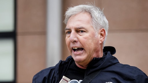 Pegida-voorman steekt koran in brand, nauwelijks toeschouwers