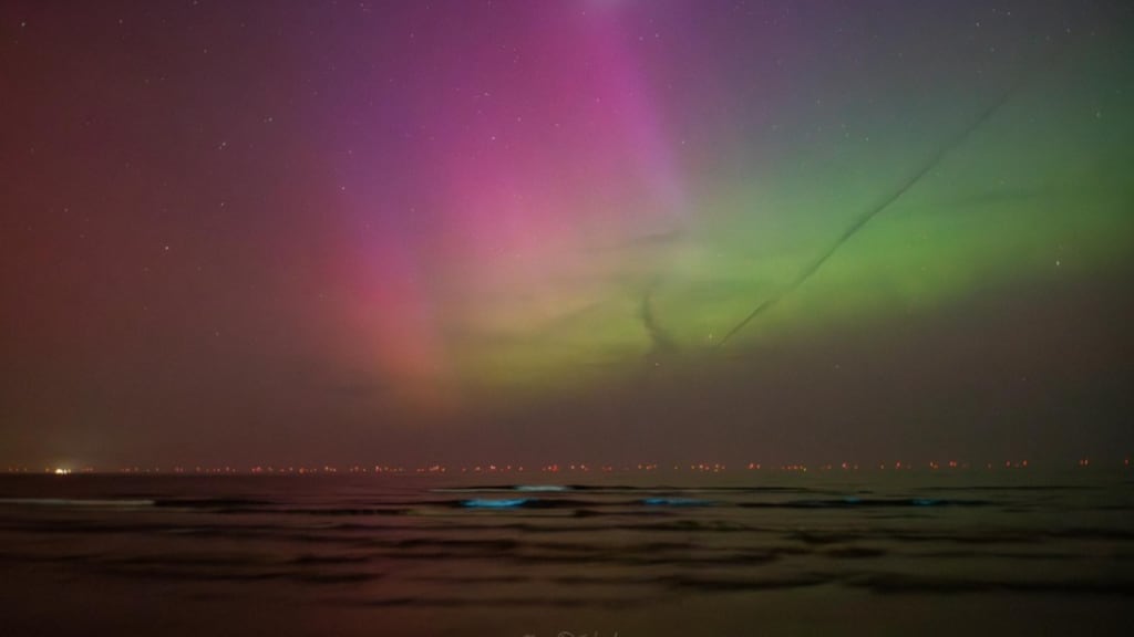 Noorderlicht en zeevonk voor de kust bij Katwijk.