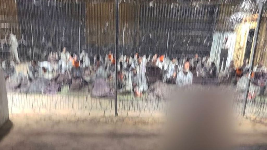 Geboeide en geblinddoekte gevangenen in de Sde Teiman-gevangenis.