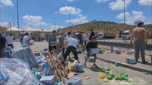 Israëliërs smijten voedselhulp voor Gaza op straat: 'Politie staat erbij en kijkt ernaar'