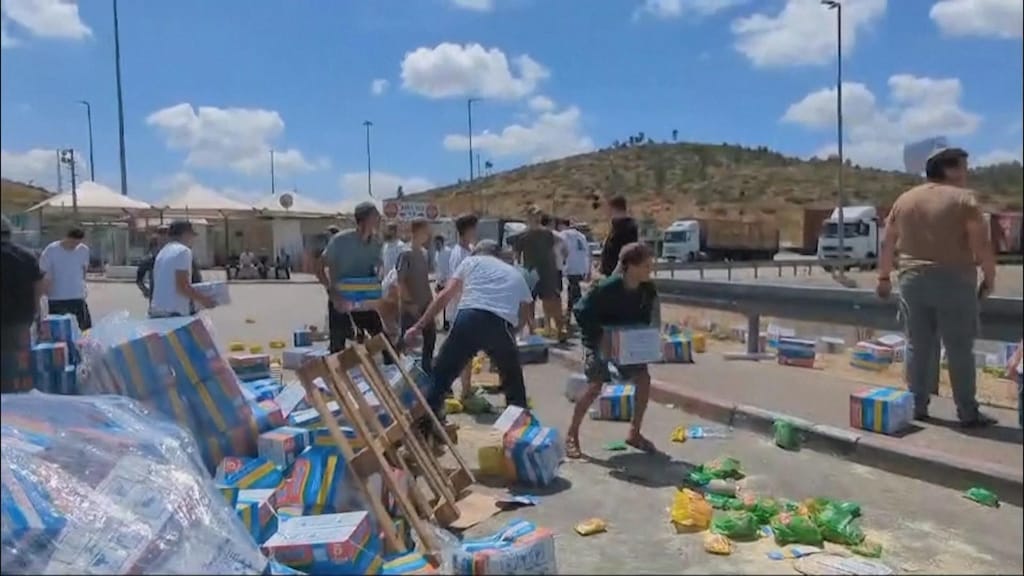 Israëliërs smijten voedselhulp voor Gaza op straat: 'Politie staat erbij en kijkt ernaar'