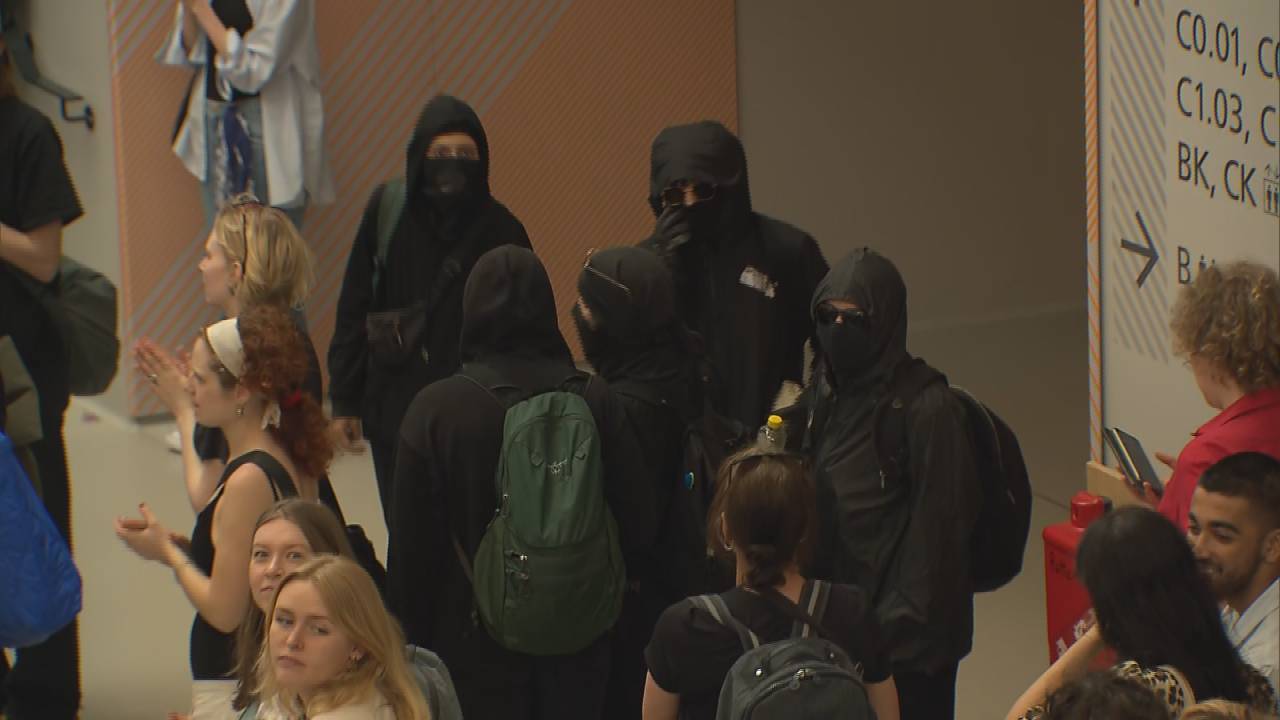 Grote onduidelijkheid over in zwart geklede 'betogers' in UvA