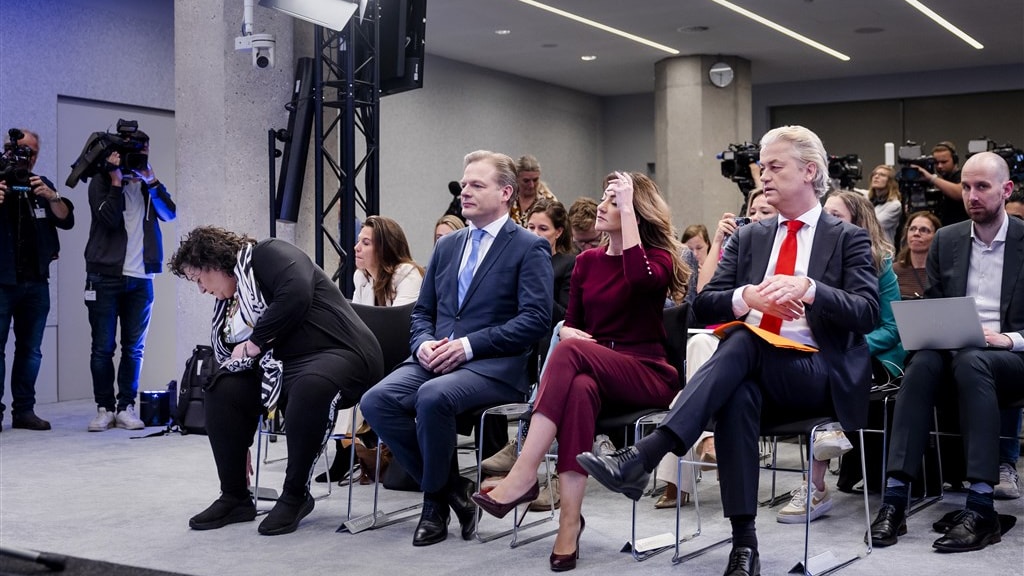 De maatregelen op een rij: nachtje weg duurder, vliegtaks omhoog en salderingsregeling afgeschaft