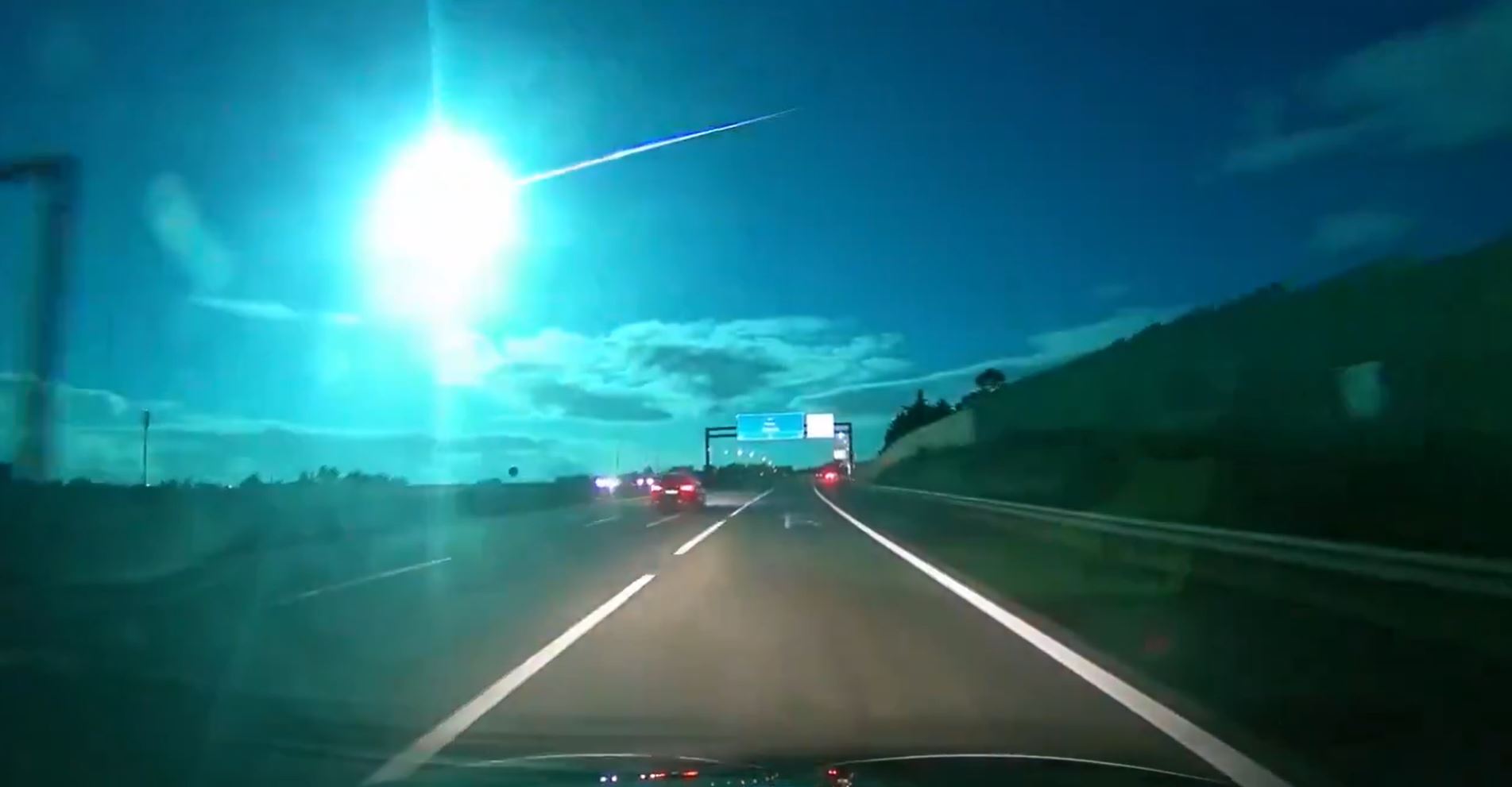 Grote meteoor kleurt lucht boven Portugal blauw: 'Dit is krankzinnig'