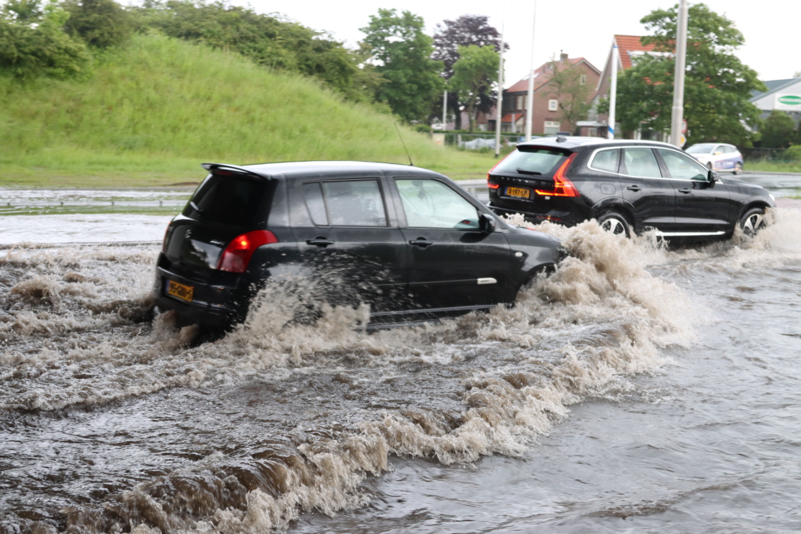 Wateroverlast en noodweer in meerdere provincies: overstroomde straten en blikseminslag
