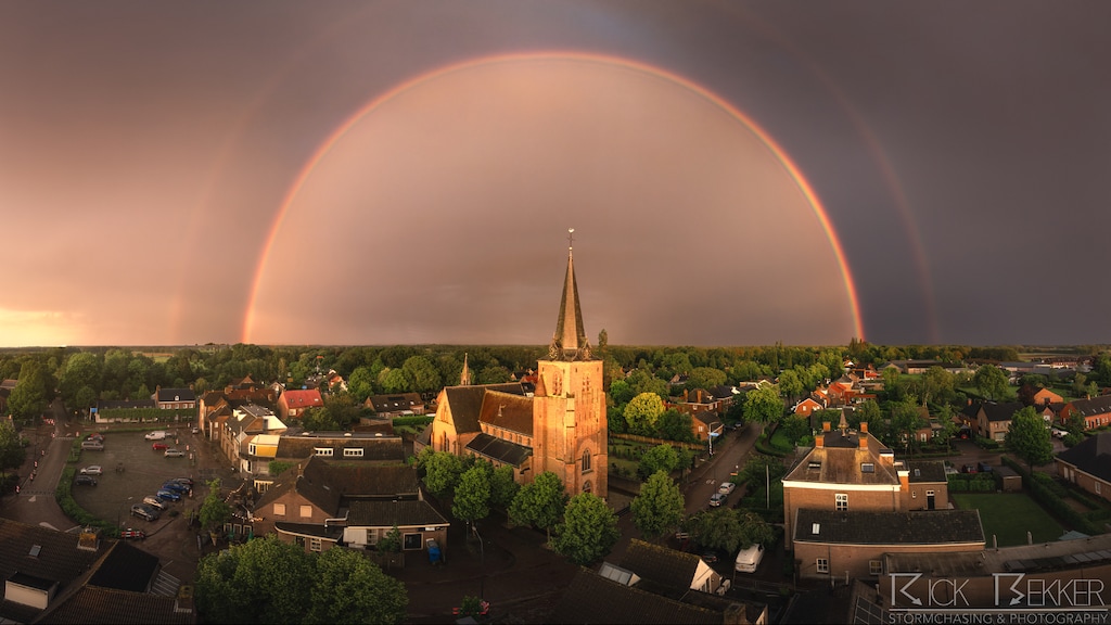 De dubbele regenboog die hij gisteren heeft gefotografeerd