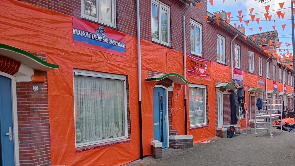 De Ahornstraat in Breda kleurt oranje.