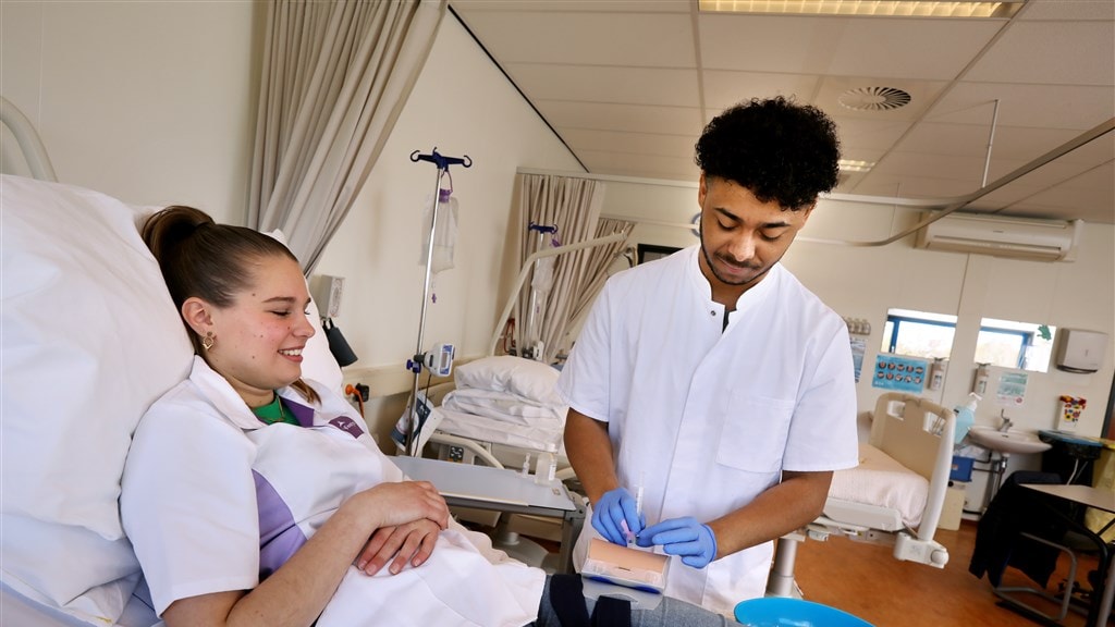 Aantal nieuwe studenten verpleegkunde fors gedaald na pandemiepiek
