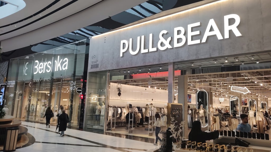 Kledingwinkels van paar concerns nemen onze winkelstraten over